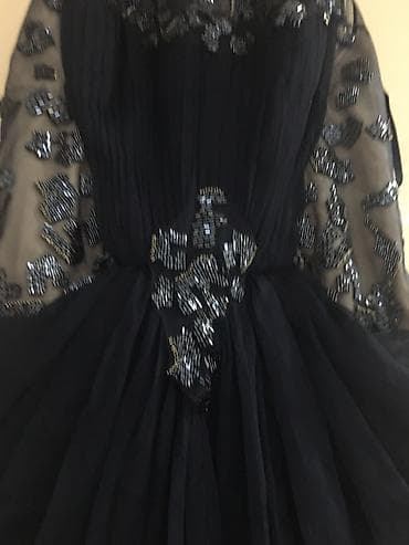 синее вечернее платье: Вечернее платье темно‑синего цвета с шифоновым верхним слоем и длинным — 1