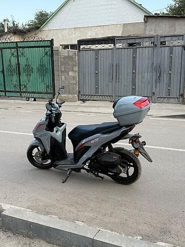 smart plus: Скутер 50 см³ (наклейки “49/4C”, “S2”), современный городской дизайн — 2