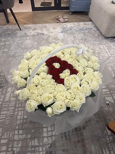 bed: 101 роза Пышная цветочная композиция в плетёной белой корзине. Основа — 1