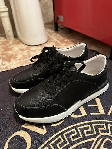 кожаные туфли мужские: Кроссовки повседневные, черные - Дизайн: лаконичные черные кроссовки — 5