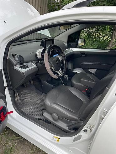 chevrolet tracker ltz: Chevrolet Spark: 2015 г., 1 л, Вариатор, Бензин, Хэтчбэк — 5
