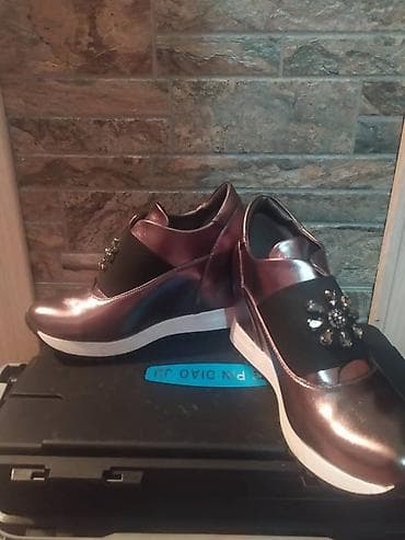 батек алтын: 39 размер, чуть-чуть маломерят. Новые, продаю, потому что размер не — 2