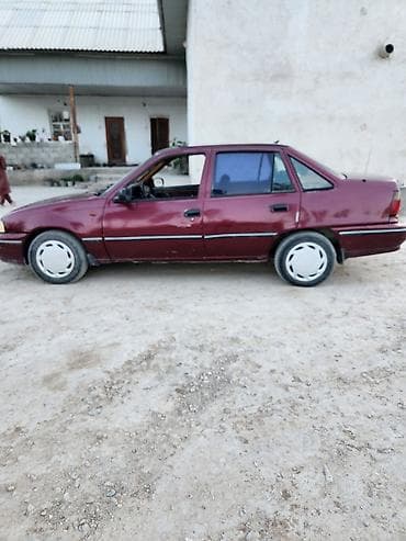 b class: Компактный 5‑дверный хэтчбек бордового цвета. Основные — 3