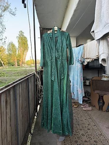Жеке буюмдар: Изумрудное вечернее платье макси с поясом и блеском. Характеристики — 5