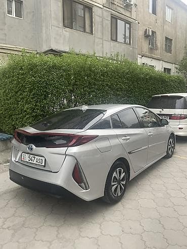 Toyota: Toyota Prius: 2017 г., 1.8 л, Гибрид, Хэтчбэк — 4