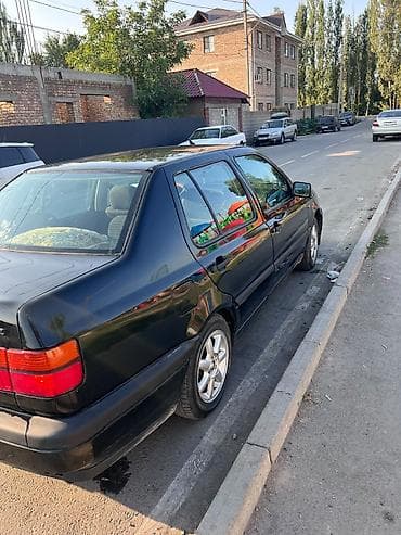 Volkswagen Vento: 1993 г., 1.8 л, Седан — 4