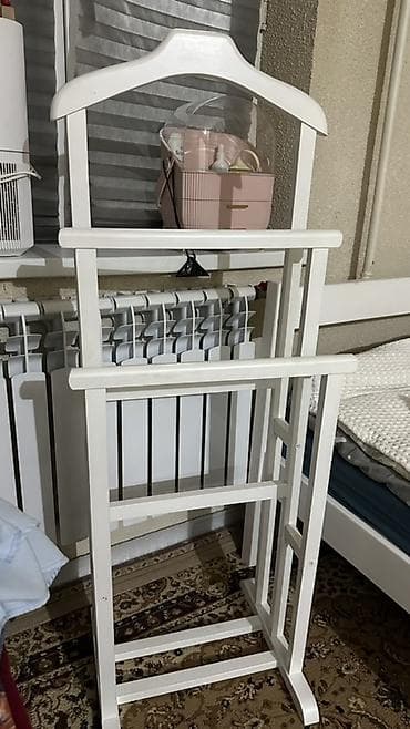 Напольная вешалка–служба одежды (деревянный «немой служка») -