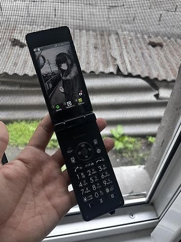 лот смартфонов: Два телефона. 1) Кнопочный раскладной телефон NTT Docomo (японская — 2