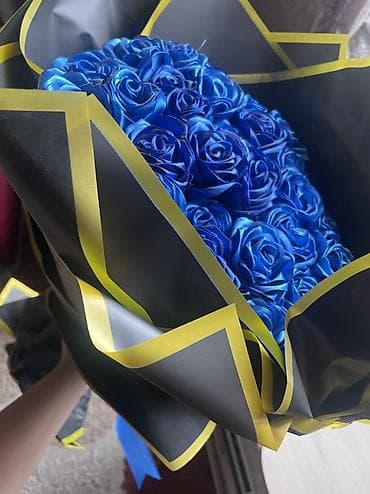 боос кой: Букет из искусственных роз - Роскошная композиция из ярко-синих роз — 2