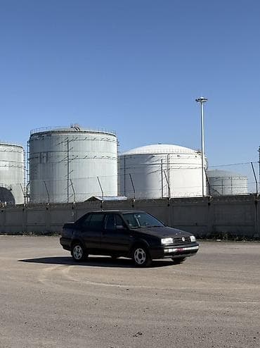 Volkswagen Vento: 1994 г., 1.6 л, Механика, Бензин, Седан