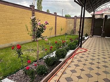 дом с контейнер: Просторный частный дом с ухоженным двором и большим навесом для авто — 4