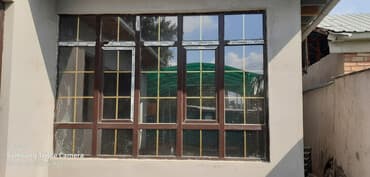 конструктор дом: Металлопластиковое окно с коричневой рамой и многокамерным — 1