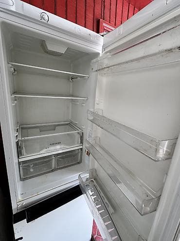 встраиваемый холодильник: Холодильник Indesit, Б/у, Двухкамерный — 2