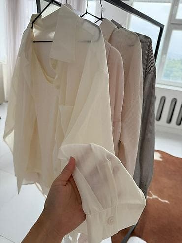 футболку с длинным рукавом: Легкие женские рубашки оверсайз на пуговицах - Материалы: тонкие — 2