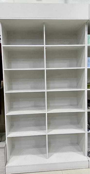 Белый стеллаж-витрина с секциями - Материал: ЛДСП (визуально —