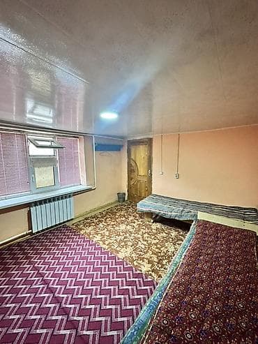 Комната в аренду. Описание: - Просторная комната с большим окном и