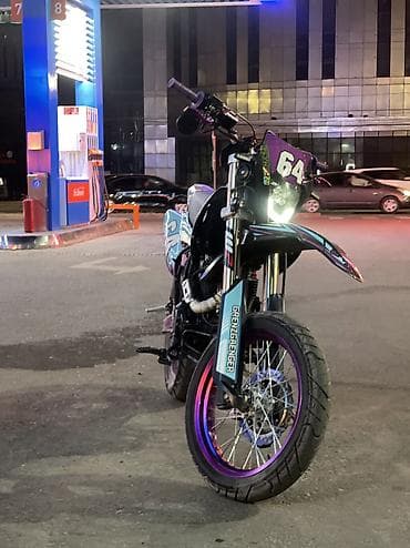 двигатель на мотоцикл эндуро ктм: Мотоцикл в стиле супермотард с ярким кастомным оформлением — 6