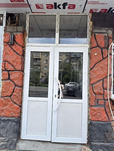 Б/у Входная витрина-дверной блок из ПВХ для коммерческого помещения at lalafo.kg Б/у Входная витрина-дверной блок из ПВХ для коммерческого помещения