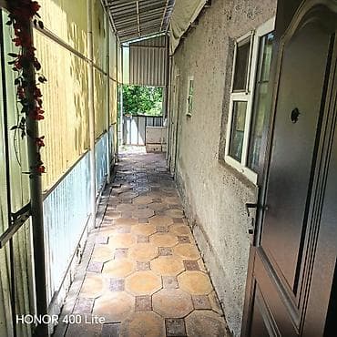 дом с швейный цехом: Просторный частный дом с большим крытым двором/навесом. Токмак — 10