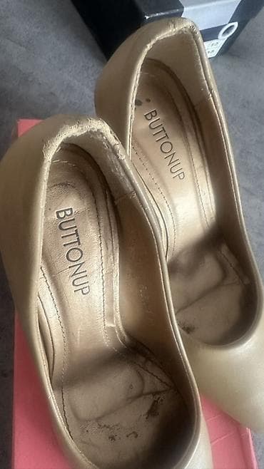 Ботинки и ботильоны: Туфли-лодочки BUTTON UP 300сом. 36 размер (идет на 35размер) Состояние — 2