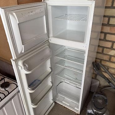 Холодильник двухкамерный, белый, с верхней морозильной камерой