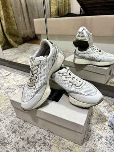 Кроссовки Balenciaga - Модель: спортивные кроссовки с перфорацией -