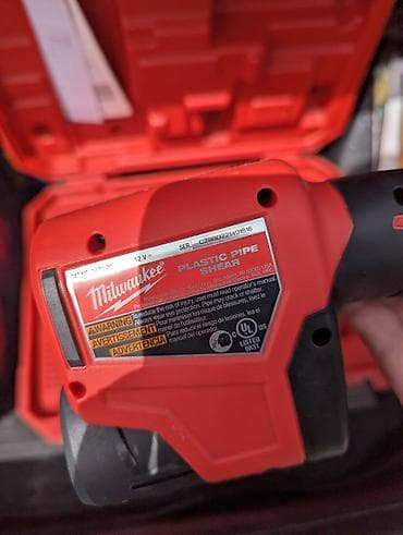 Инструменты: Ножницы для пластиковых труб Milwaukee M12 (модель 2470-20) в кейсе — 2