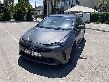 byd e2 2023: Toyota Prius: 2019 г., Гибрид, Лифтбек — 2