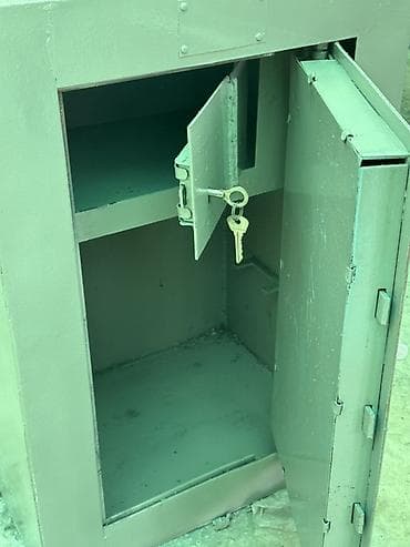 зала: Прочный металлический сейф серого цвета с надежным замком — 1