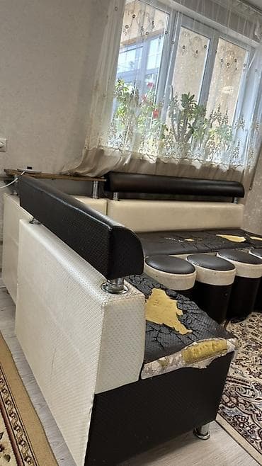 Кухонный уголок с пуфиками и узкой спинкой-валиком. Комплектация: - — 4