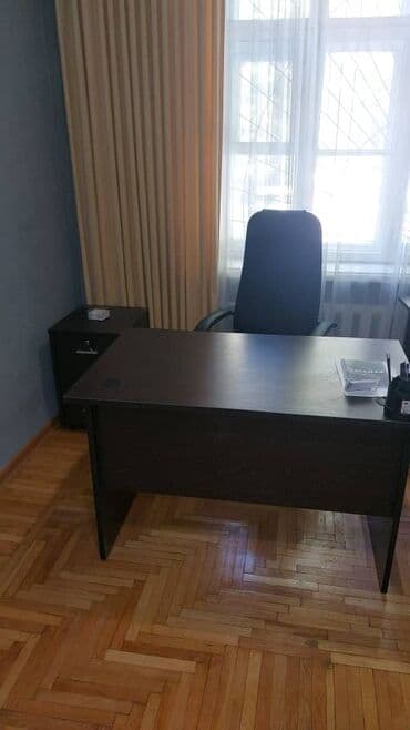 списать офисную мебель: Просторный L-образный офисный стол глубокого темно-коричневого цвета — 7