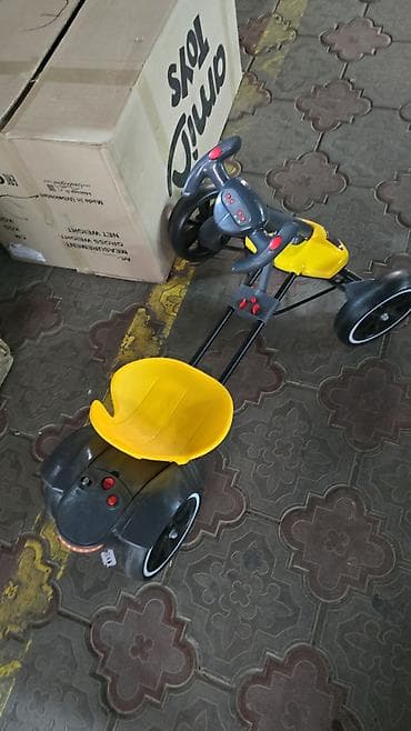 Детский педальный го‑карт - Конструкция: 4 колеса, передние