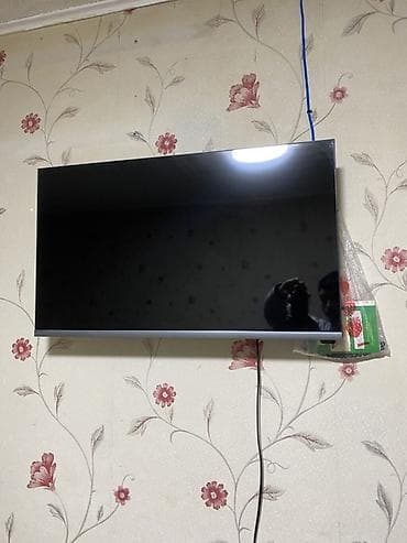 Телевизор с плоским экраном, настенное крепление. Основные