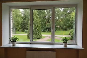 Пластиковое окно ПВХ с трёхстворчатой конструкцией и подоконником