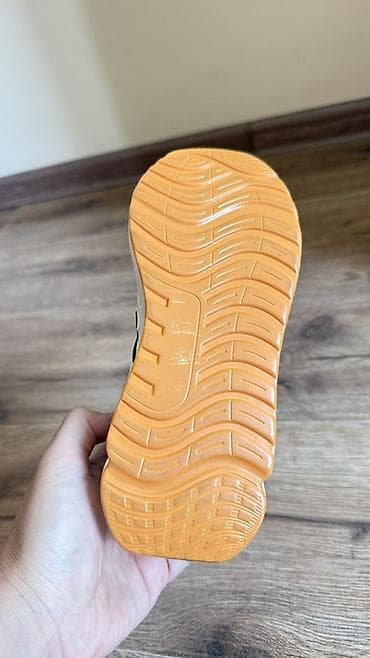 кофта черная: Кроссовки New Balance, 34 размер, новые. Ни разу не одевали. - — 4