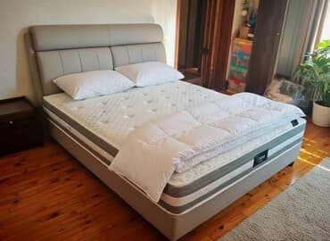 где можно купить матрас на кровать: Двуспальная кровать с мягким высоким изголовьем и ортопедическим — 1