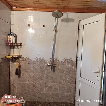 душовой трап: Баня/мойка с душем и печью - Просторное помещение, облицованное — 4