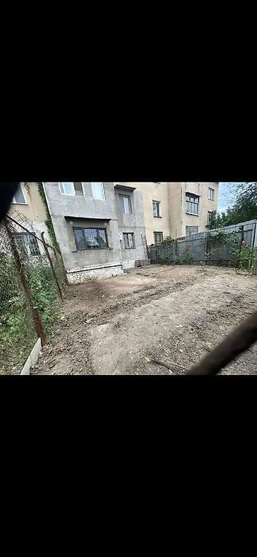 Участок во дворе многоквартирного дома, огороженный сеткой-рабицей и lalafo.kg да Участок во дворе многоквартирного дома, огороженный сеткой-рабицей и