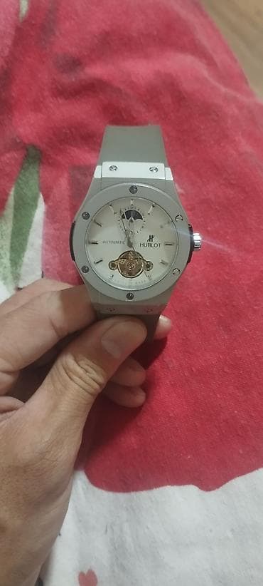 Личные вещи: Часы Hublot, автоматические. Особенности: - Механизм с — 1