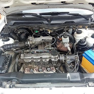 тюнинг авто фар: Белый седан с бензиновым инжекторным двигателем OHC под капотом. Кузов — 2