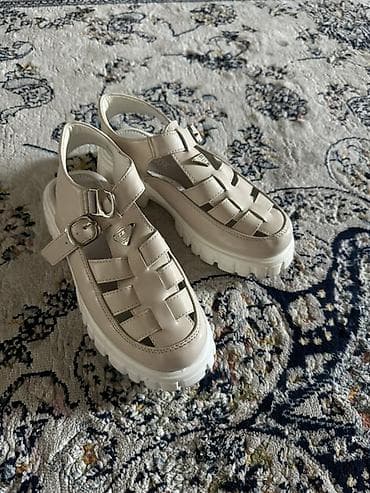 Сандалии-мюли с массивной подошвой, бежево-молочного оттенка. - Верх