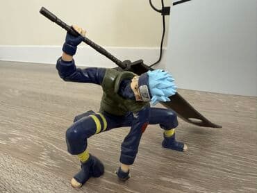 Фигурка персонажа аниме Какаши, выполненная в динамичной позе с