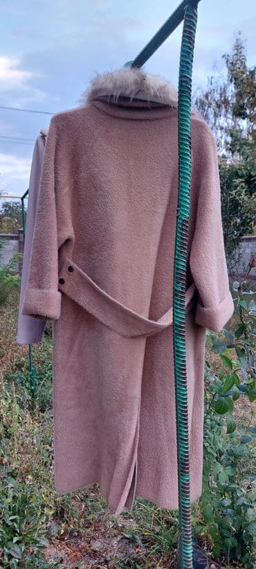 срочно продаю в связи с переездом: Продаю пальто из альпака(осень) Состояние отличное. Размер подойдет — 4