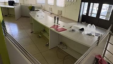 бюро находок телефон: Большой стол офисный с перегородками — 1