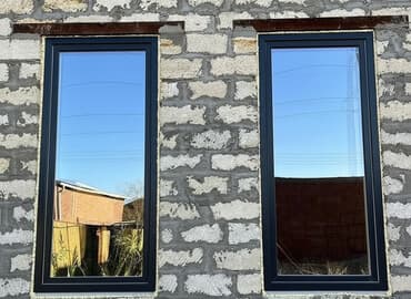 бу окон: Два прямоугольных окна с черными рамами, установленные в кирпичной — 1