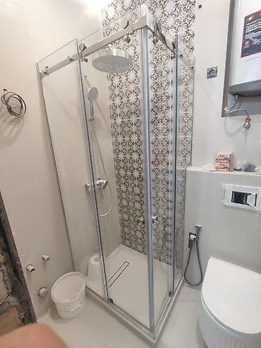 Душевая кабина со стеклянными раздвижными дверями и верхним