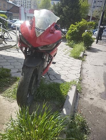 Спортивный мотоцикл в красно‑черной расцветке (фулл‑фэйринг)