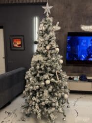 продам елку искусственную: Новогодние ёлки с гирляндой теплого белого свечения 210 см и 180 см — 2