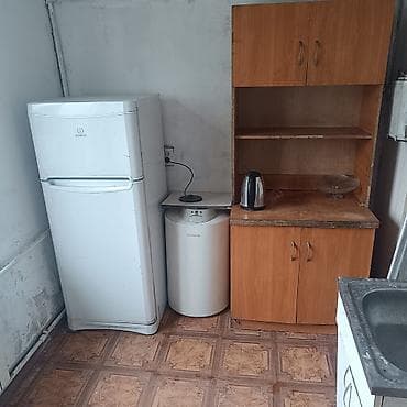 комната продам: Комната с окнами на улицу в жилом доме. - Планировка: две смежные — 5