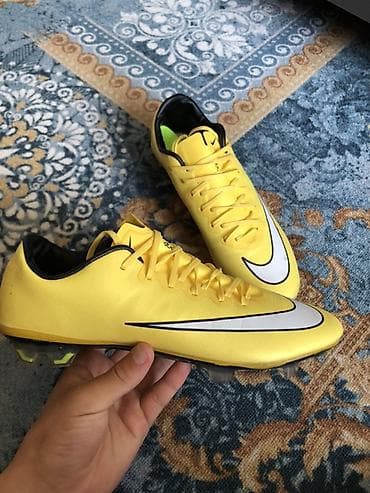 футбольный мяч molten: Футбольные бутсы Nike, шипованные, цвет ярко‑жёлтый. Подойдут для игры — 3
